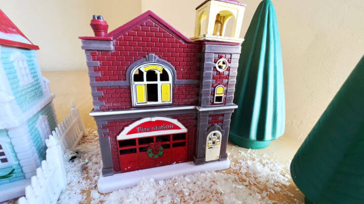 NEW Cobblestone Corners Christmas Miniatures Winter Village Lighted CHURCH