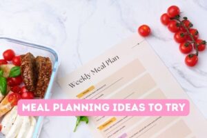 meal planner sheet on table with a glass tupperware of meat and rice