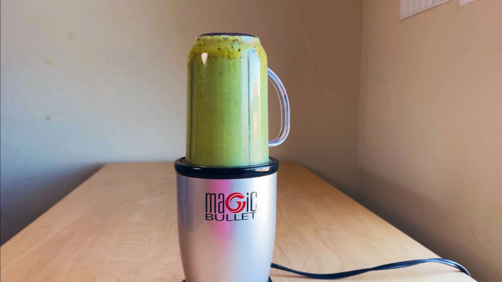 blending matcha latte in a magic bullet