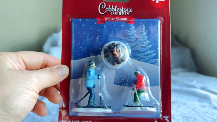 Image: Cobblestone Corners skiers figurines